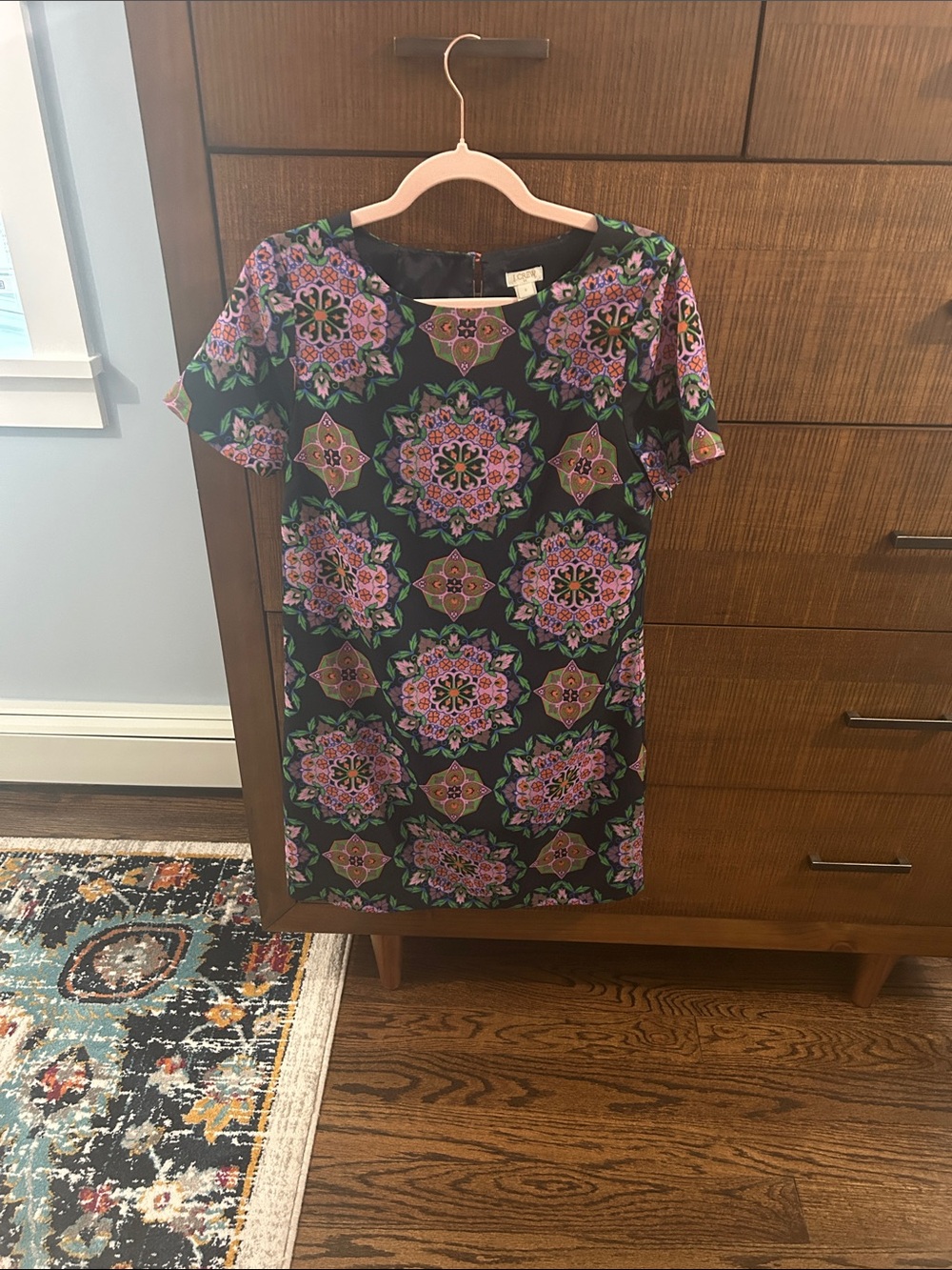 J. CREW Black Floral Shift Dress; Size 6.
100% Polyester. Excellent Condition.
